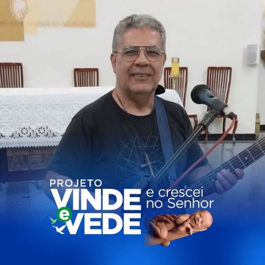 Foto enviada pelo projeto: seu responsável com violão e a identidade Vinde e Vede